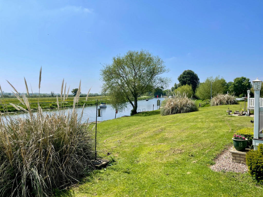 Park homes for sale Tewkesbury Cotswold Grange Country Park